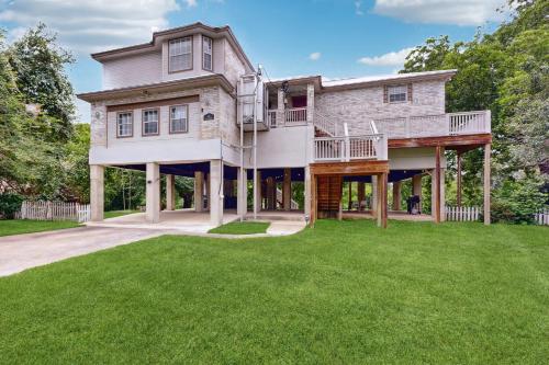 a large house with a large yard at Guadalupe Oasis in Seguin