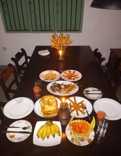 Una mesa negra con platos de comida encima. en Tropical Allure by Tequila Holidays, en Padukka