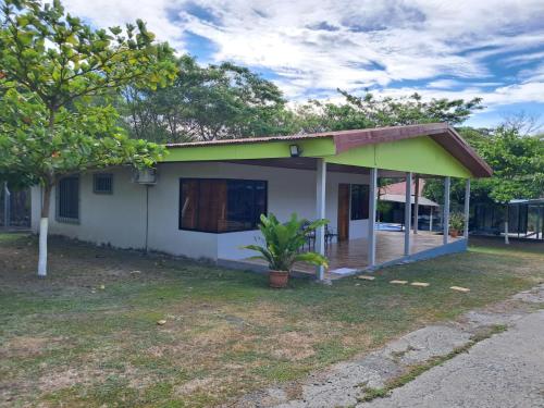 a small house with a green roof at Centro Vacacional el Amanecer in Puntarenas