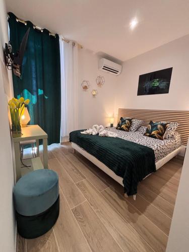 Un dormitorio con una cama y una cortina verde. en L'Emeraude, en Narbona