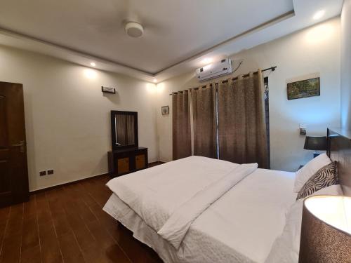 Кровать или кровати в номере Haven Lodge - 3BR Luxury Home in AWT Lahore