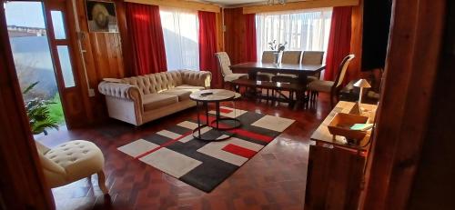 a living room with a couch and a table at Mi casa, tu casa in Punta Arenas