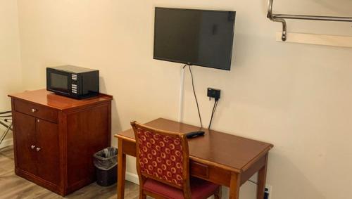 Una televisión o centro de entretenimiento en Hampton Motor Inn
