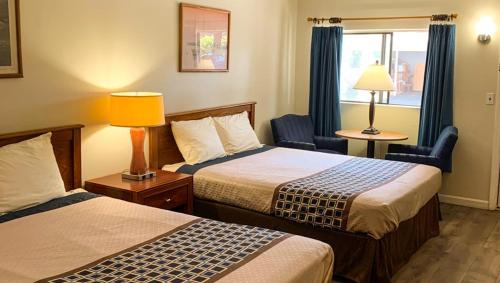 Una cama o camas en una habitación de Hampton Motor Inn