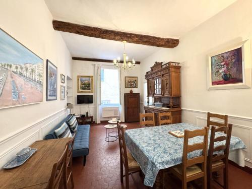 une salle à manger avec une table et des chaises et une salle à manger dans l'établissement ApartHotel Riviera - BARILLERIE 3 - Vieille Ville 50m de la plage- 4 pieces - AC, à Nice