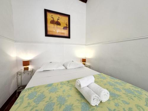 une chambre avec un lit avec des serviettes dessus dans l'établissement ApartHotel Riviera - BARILLERIE 3 - Vieille Ville 50m de la plage- 4 pieces - AC, à Nice