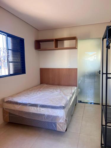 a bedroom with a bed in a room at Suíte aconchegante no coração da Cidade in Sidrolândia