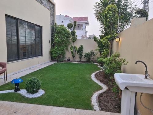 Сад в Haven Lodge - 3BR Luxury Home in AWT Lahore