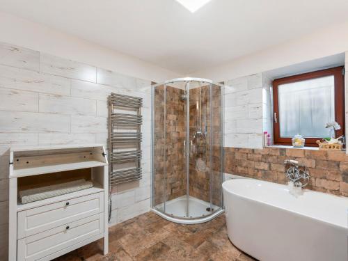 Koupelna v ubytování Holiday Home Svatá by Interhome