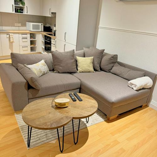 un salon avec un canapé et une table dans l'établissement Au Soleil - Appartement confortable, à Steinbrunn-le-Bas