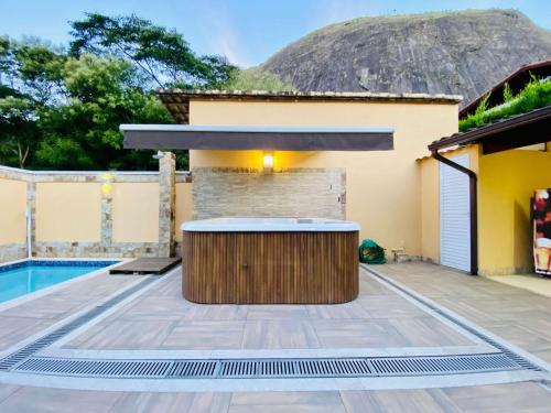una casa con piscina di Casa Jacuzzi Piscina Churrasqueira 10 min Itaipava a Inglesa