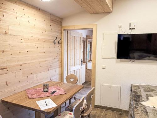 TV a/nebo společenská místnost v ubytování Apartment Sennerin by Interhome