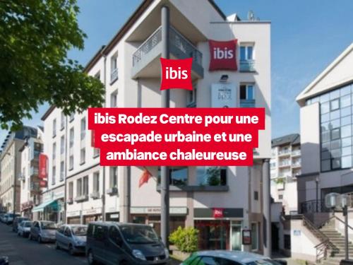 un panneau devant un bâtiment avec des voitures garées dans l'établissement ibis Rodez Centre, à Rodez