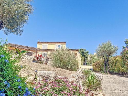 une maison dans un jardin avec des fleurs et des plantes dans l'établissement Apartment Douce parenthése-1 by Interhome, à Sanary-sur-Mer
