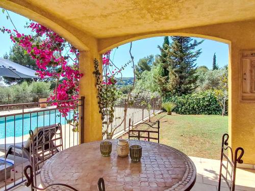 un patio avec une table et des chaises sur un balcon dans l'établissement Apartment Douce parenthése-1 by Interhome, à Sanary-sur-Mer