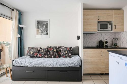 - une petite cuisine avec un lit dans une chambre dans l'établissement Le Cannes Beach 302, à Cannes