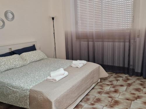 a bedroom with a bed with towels on it at Cosy Corner in Tollo