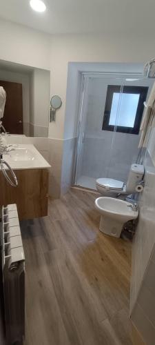 Un baño de Aston Hotel