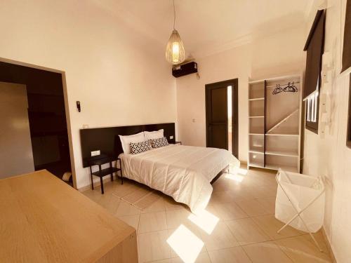 ワルザザートにあるRelax Family 01 - Cozy Entire Apartement in City Centerのベッドとテーブルのある寝室