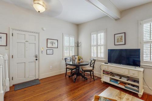 Et tv og/eller underholdning på 4 Bee St