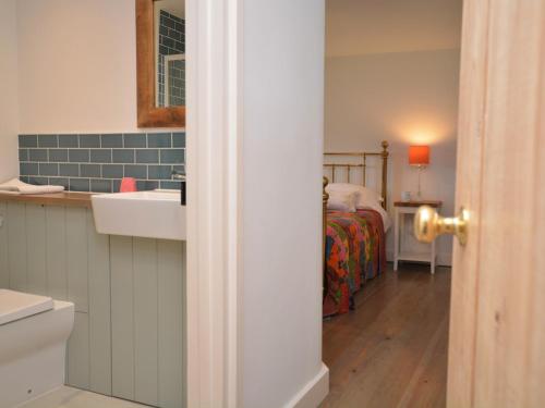 Katil atau katil-katil dalam bilik di 3 Bed in Sherborne COWOB