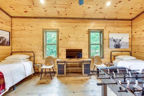 Postel nebo postele na pokoji v ubytování Hot Tub and River Access Family McCaysville Cabin