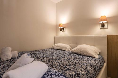 une chambre avec un lit avec deux oreillers dans l'établissement Le Cannes Beach 293, à Cannes