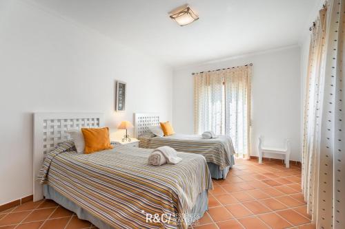 a bedroom with two beds in a room at Casa da Isla - Praia del Rey Golf & Beach Resort in Amoreira