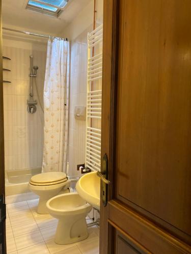 a bathroom with two toilets and a sink at Bilocale Mirella in Carro