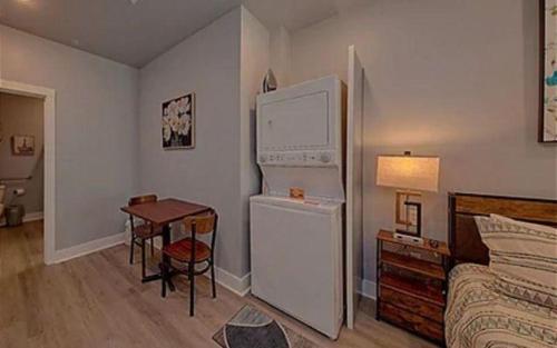 Habitación con nevera, mesa y cama en #1 Studio Town Place 2, en Sevierville