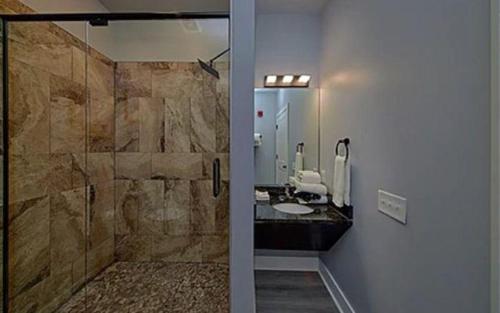 Un baño con ducha a ras de suelo y lavabo. en #1 Studio Town Place 2, en Sevierville
