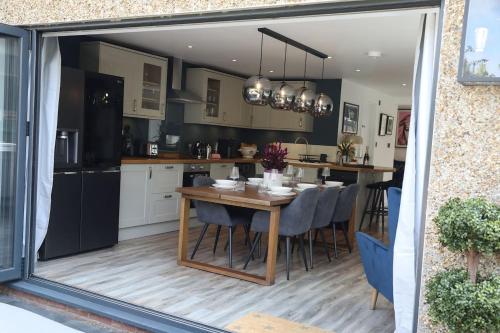 Η κουζίνα ή μικρή κουζίνα στο Cosy Home; New Refurbished Home and Double Parking