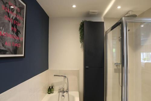 Koupelna v ubytování Cosy Home; New Refurbished Home and Double Parking