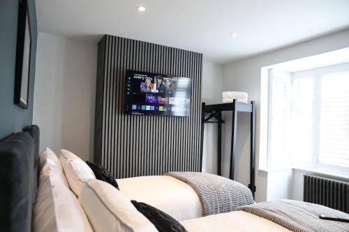 Ένα ή περισσότερα κρεβάτια σε δωμάτιο στο Cosy Home; New Refurbished Home and Double Parking
