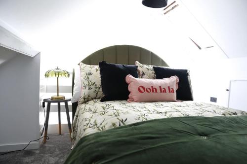 Ένα ή περισσότερα κρεβάτια σε δωμάτιο στο Cosy Home; New Refurbished Home and Double Parking