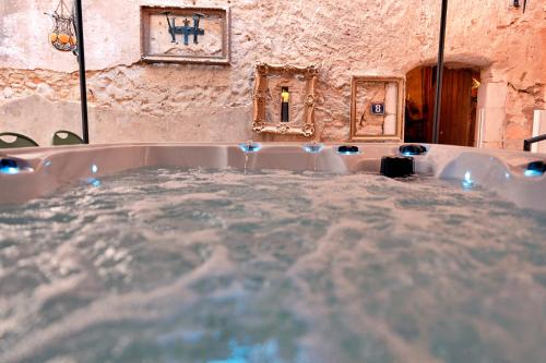 Fotografie z fotogalerie ubytování Le1693 - Charme & confort 4 étoiles - Jacuzzi v destinaci Limoux