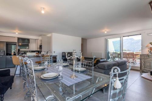 cocina y sala de estar con mesa de cristal en Le bateau Dolce, en Aix-les-Bains