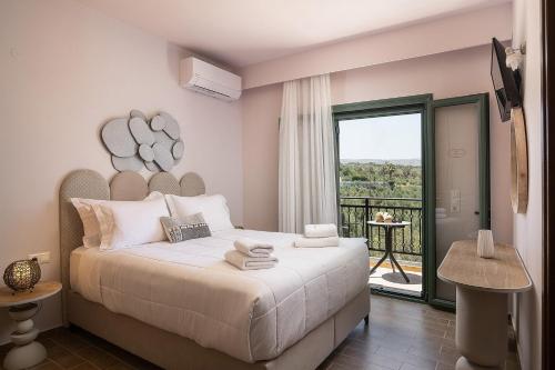 ein Schlafzimmer mit großem Bett und Balkon in der Unterkunft Villa Kyveli in Loutra