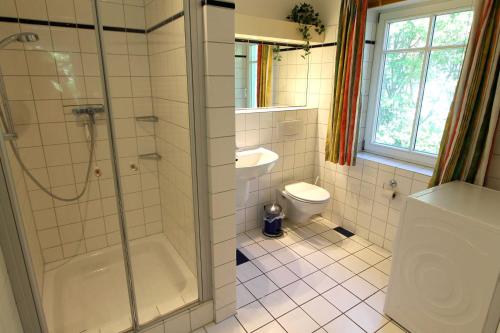 Koupelna v ubytování Haus am Wald Nr 2 idyllisch ruhig im Naturschutzgebiet