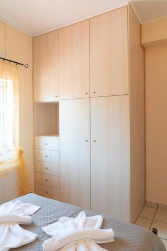 Кровать или кровати в номере Gray House Salamina