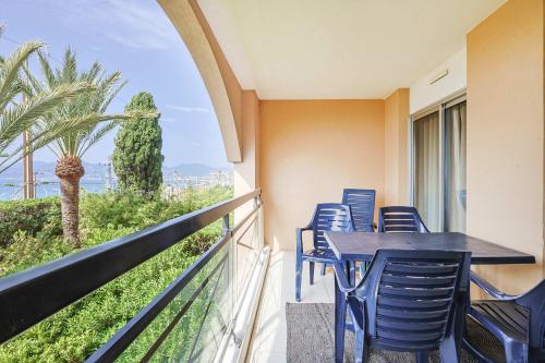 d'un balcon avec des chaises et une table offrant une vue sur l'océan. dans l'établissement Le Cannes Beach 199C - lumineux vue mer - piscine, à Cannes