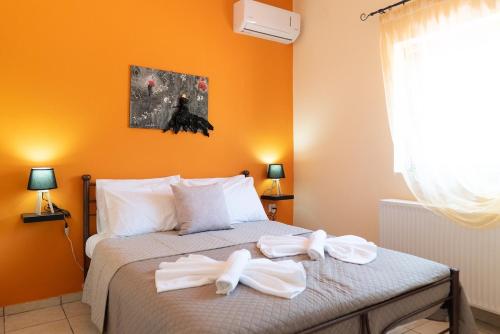 Кровать или кровати в номере Gray House Salamina