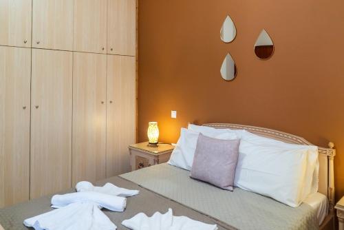 Кровать или кровати в номере Gray House Salamina