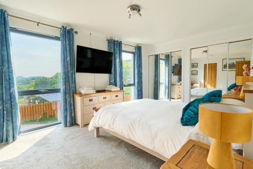 una camera con un grande letto e una grande finestra di 5 bed house near Oban a Oban