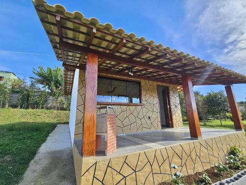 a wooden pergola on top of a house at Chalés Vila Carrancas - Ao lado do centro com piscina, cozinha completa e muita tranquilidade in Carrancas