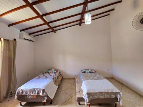 Ένα ή περισσότερα κρεβάτια σε δωμάτιο στο Suítes Arraial 300m do Centro