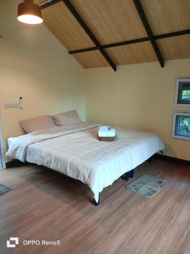 Postel nebo postele na pokoji v ubytování สถานีน้ำหวาน รีสอร์ท น้ำตกอ้ายเขียว