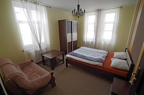 Ένα ή περισσότερα κρεβάτια σε δωμάτιο στο Hotelik Hermes
