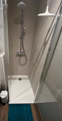 une salle de bain avec douche et toilettes dans l'établissement Studio neuf avec terrasse vue mer, à Cannes