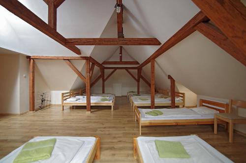 מיטה או מיטות בחדר ב-Hotelik Hermes